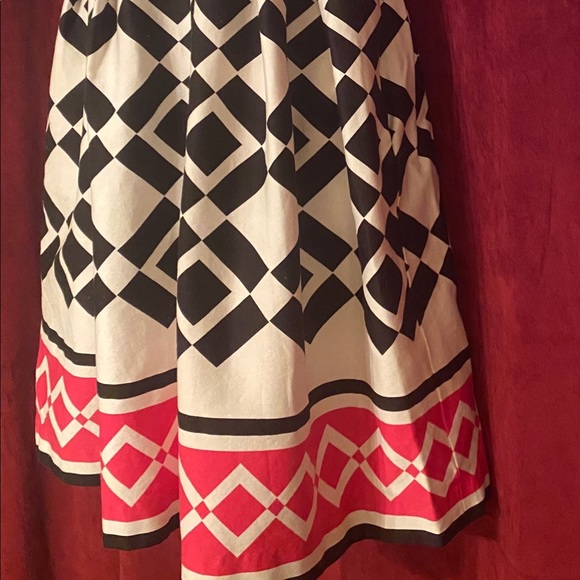 Beautiful strapless dress , just above the knee. - Picture 5 of 6